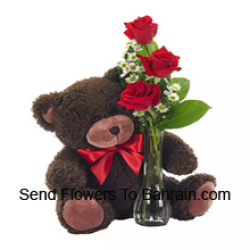 3 roses rouges avec des fougères dans un vase en verre accompagnées d'un mignon ours en peluche de 14 pouces de hauteur