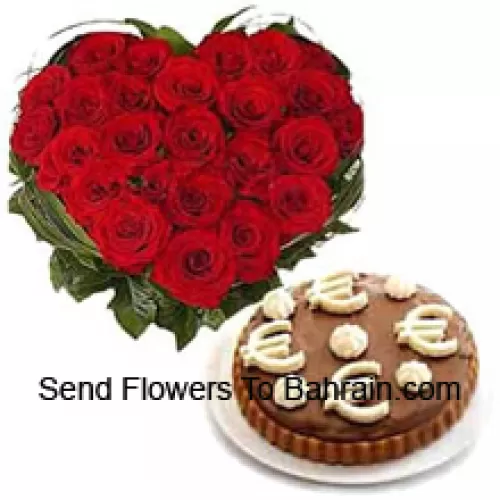 Arrangement en forme de cœur de 40 roses rouges avec un gâteau à la mousse de 1/2 kg