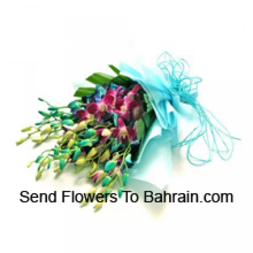 Un magnifique bouquet de main d'orchidées pourpres avec des garnitures saisonnières