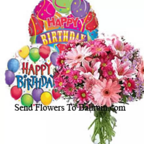Bunte Blumen in einer Vase zusammen mit Geburtstagsluftballons