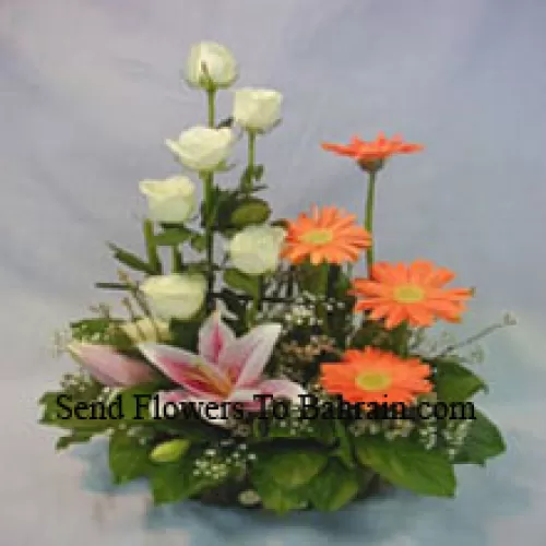 Korb mit verschiedenen Blumen, einschließlich Lilien, Rosen und Gänseblümchen
