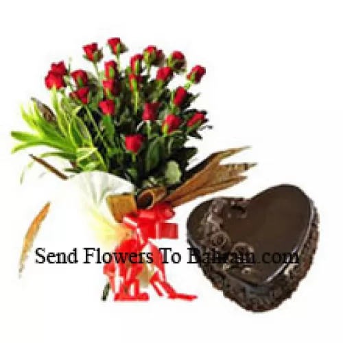 Bouquet de 24 roses rouges avec 1 kg de gâteau au chocolat en forme de cœur