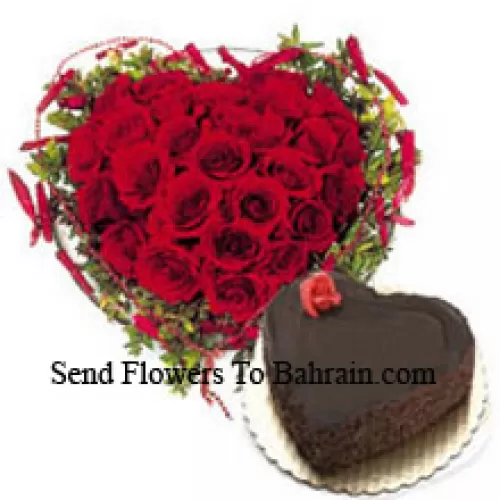 Arrangement en forme de cœur de 40 roses rouges accompagné d'un gâteau au chocolat en forme de cœur de 1 kg