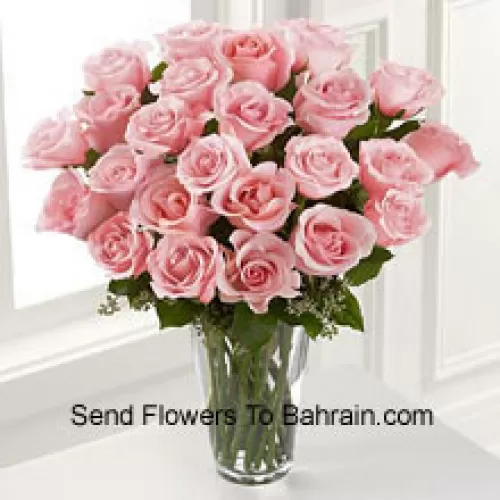 24 Roses Roses Avec Quelques Fougères Dans Un Vase